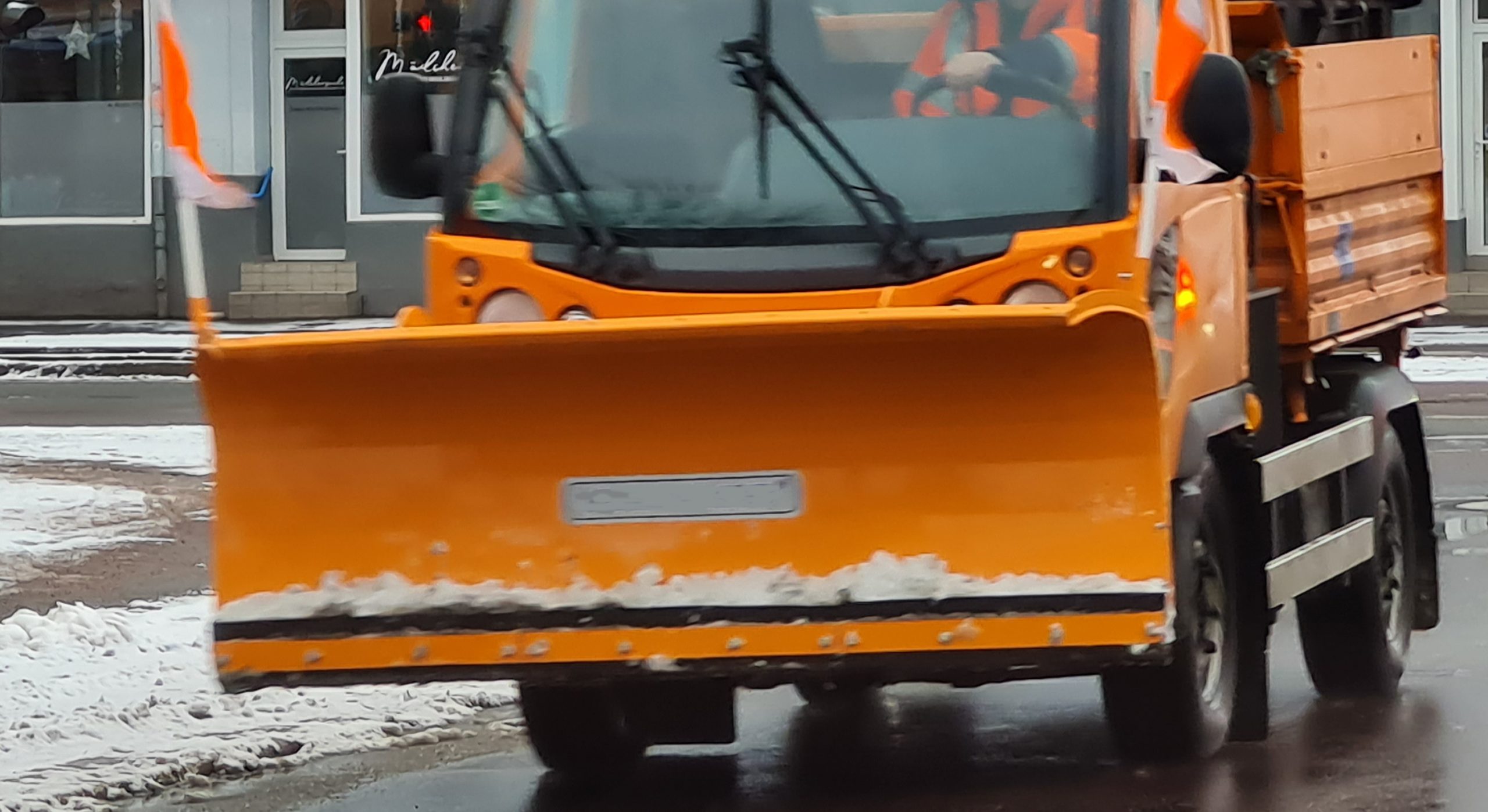 Schneebilanz-30-Winterdienstfahrzeuge-rund-um-die-Uhr-in-Halle-Saale-unterwegs