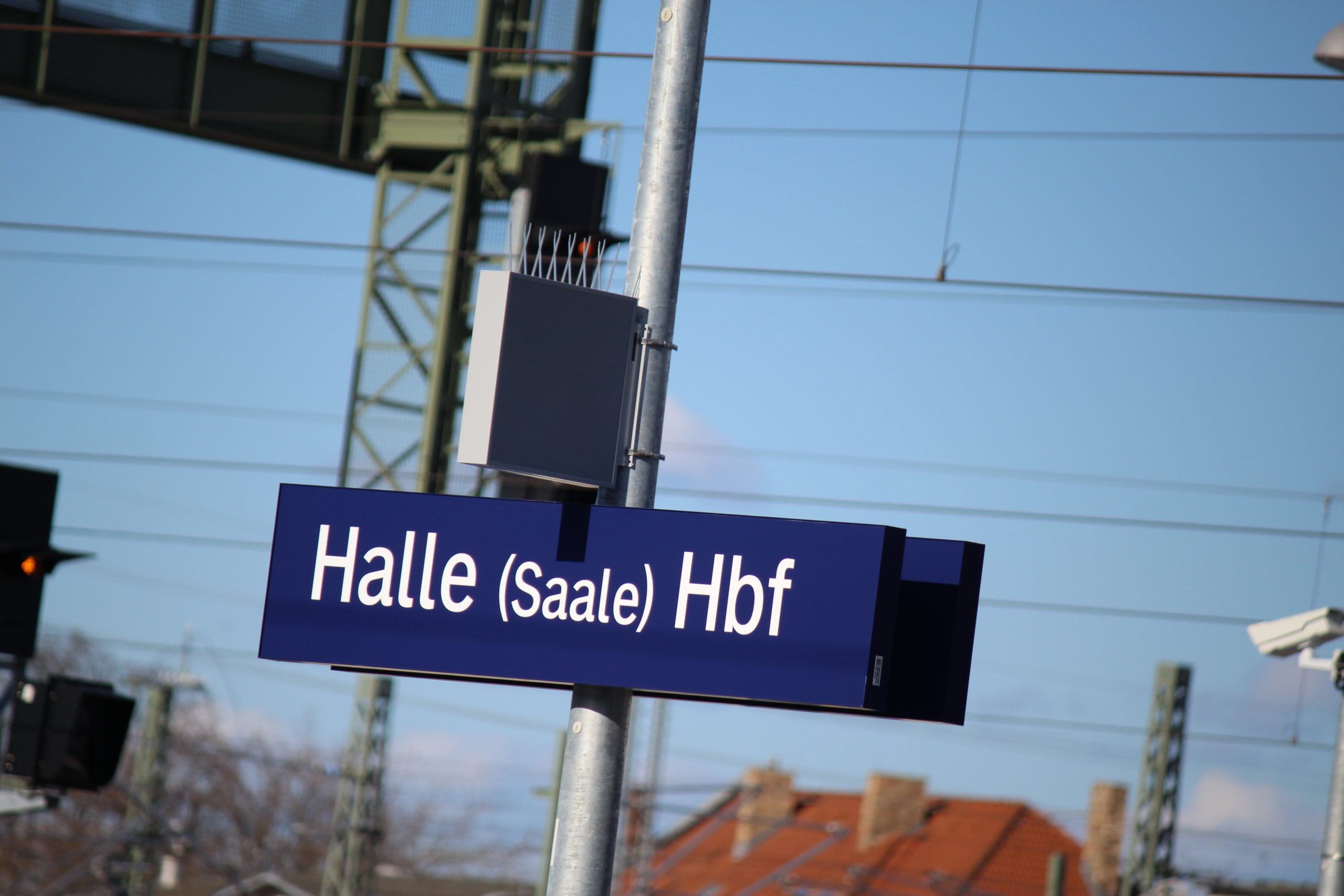 Polizeieinsatz-am-Hauptbahnhof-Blinkender-und-verkabelter-Gegenstand-im-Gleisbereich