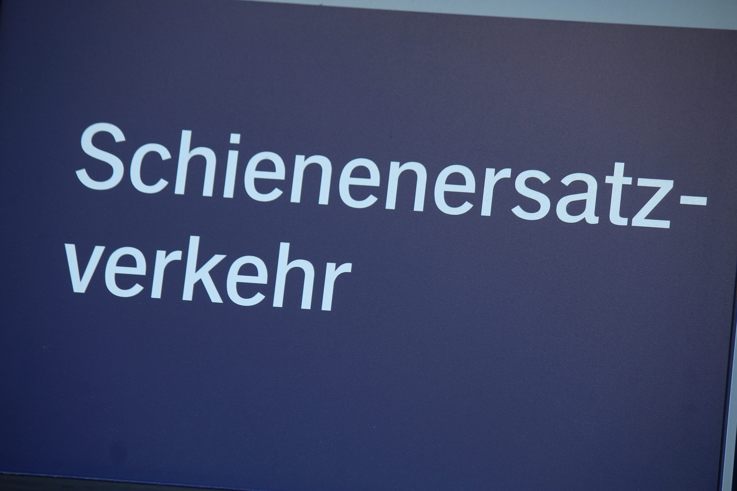 Schwerlasttransport-Stra-enbahnlinie-7-wird-umgeleitet