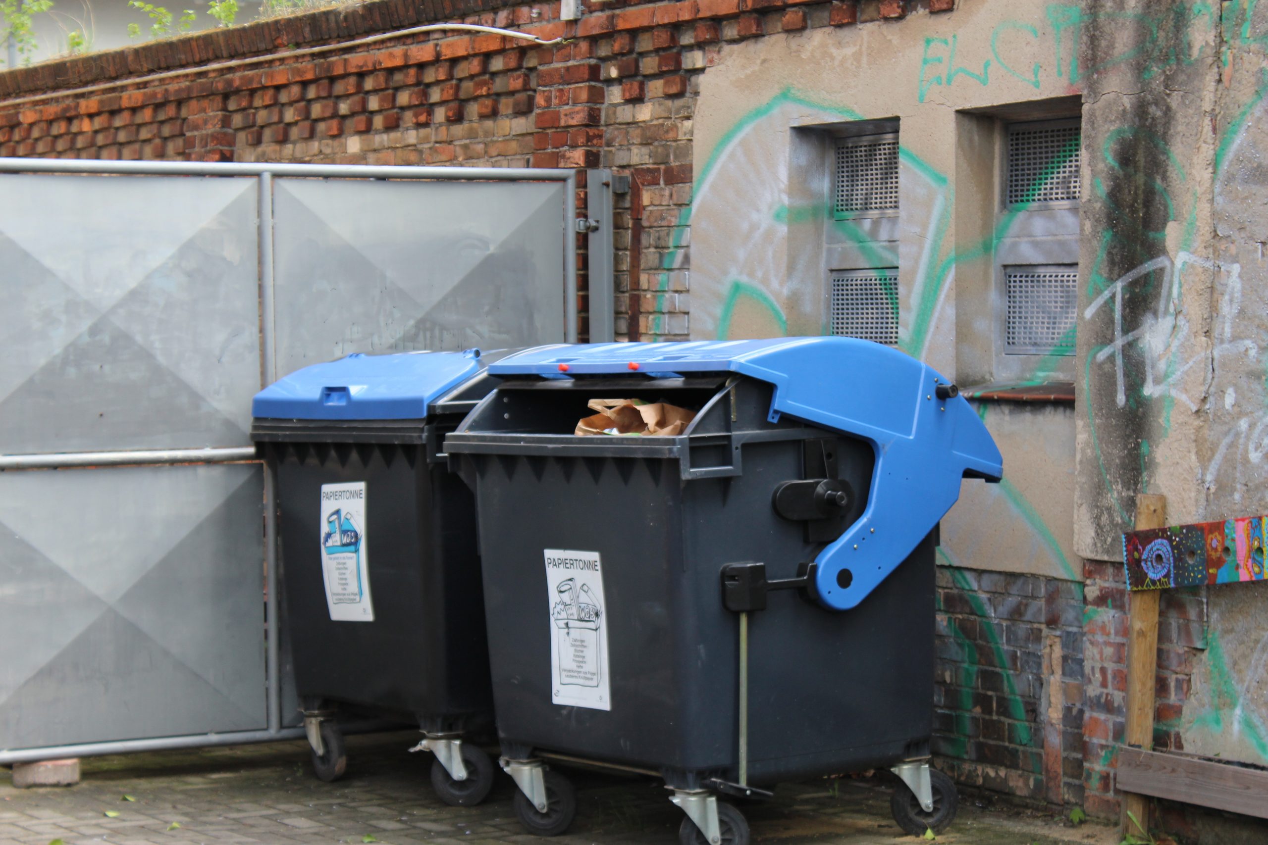 Silvester-HWS-leert-die-Abfallbeh-lter-vor-und-nach-den-Feiertagen