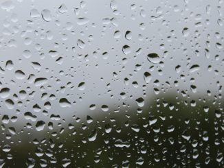 Regen an Fensterscheibe