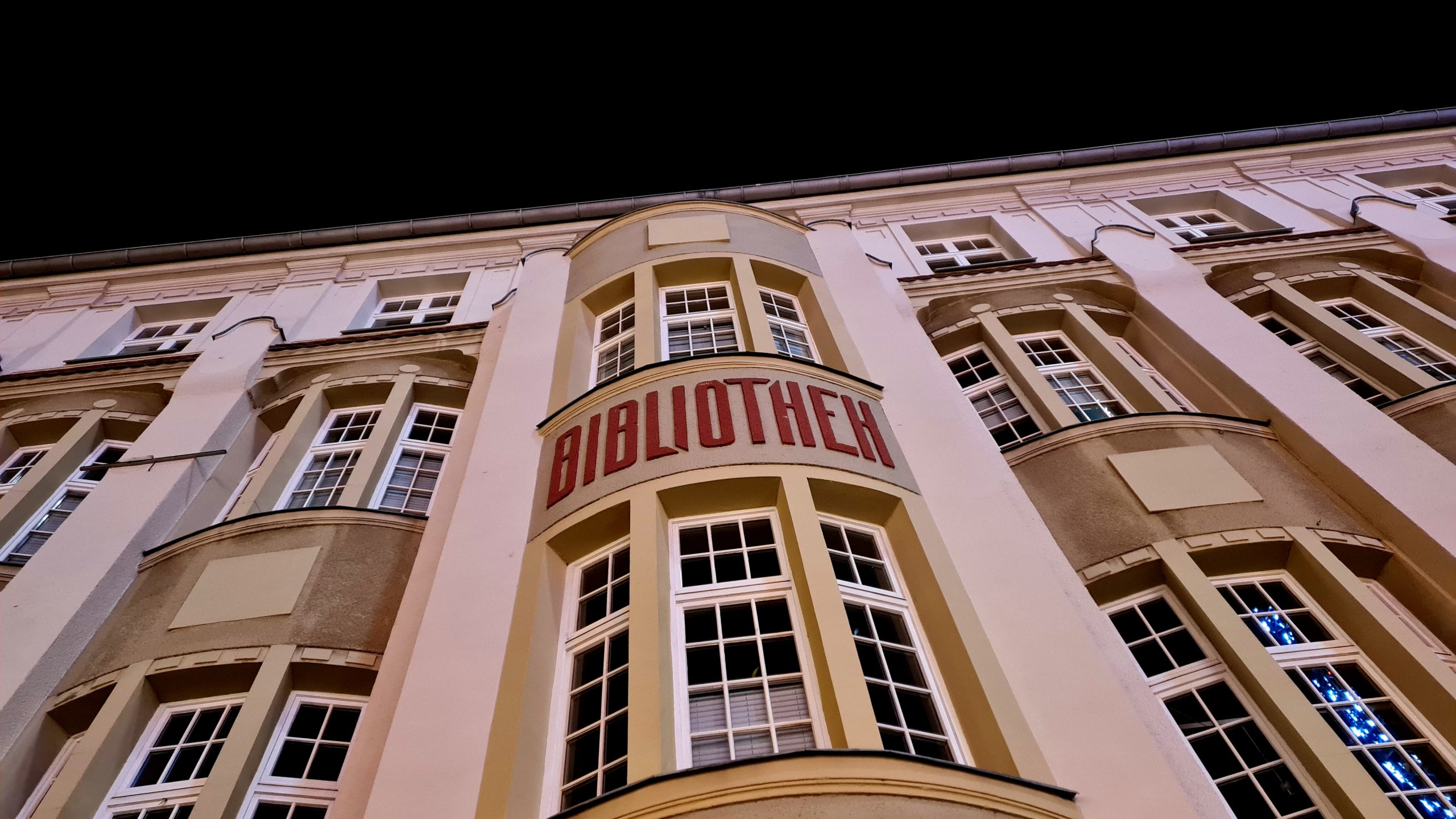 Stadtbibliothek-l-dt-zum-Vortrag-Nepal-der-Ruf-der-Berge-ein