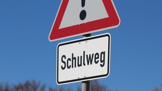 Schulweg Schild