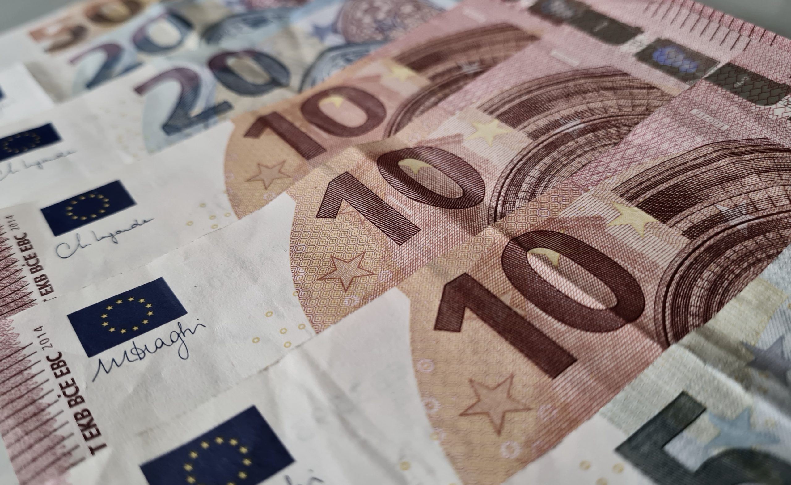 Die-H-lfte-aller-privater-Ausgaben-entfiel-2023-auf-Wohnen-und-Ern-hrung