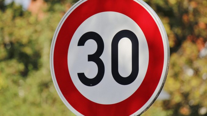 schild_30kmh 30 km/h zugelassene Höchstgeschwindigkeit