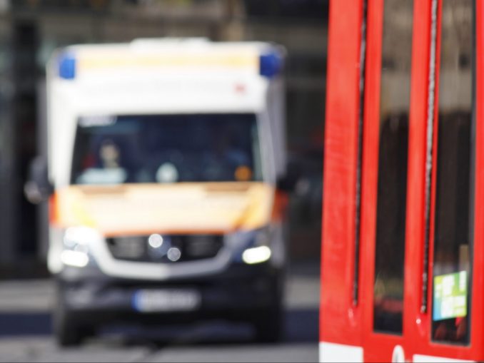 Krankenwagen Straßenbahn Unfall