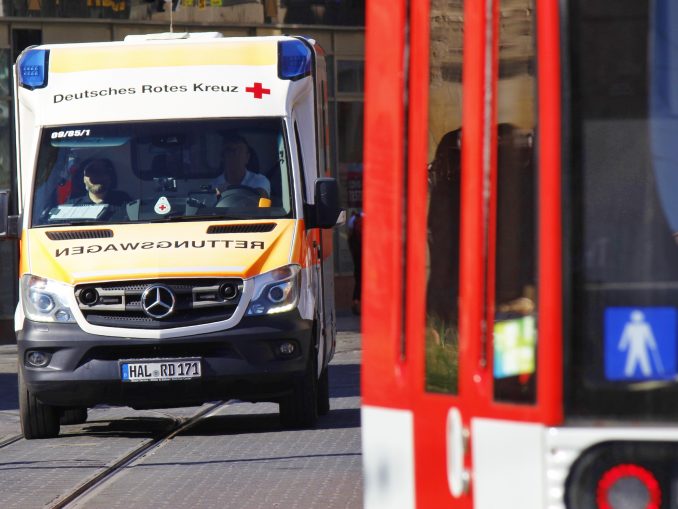 Krankenwagen Straßenbahn Unfall