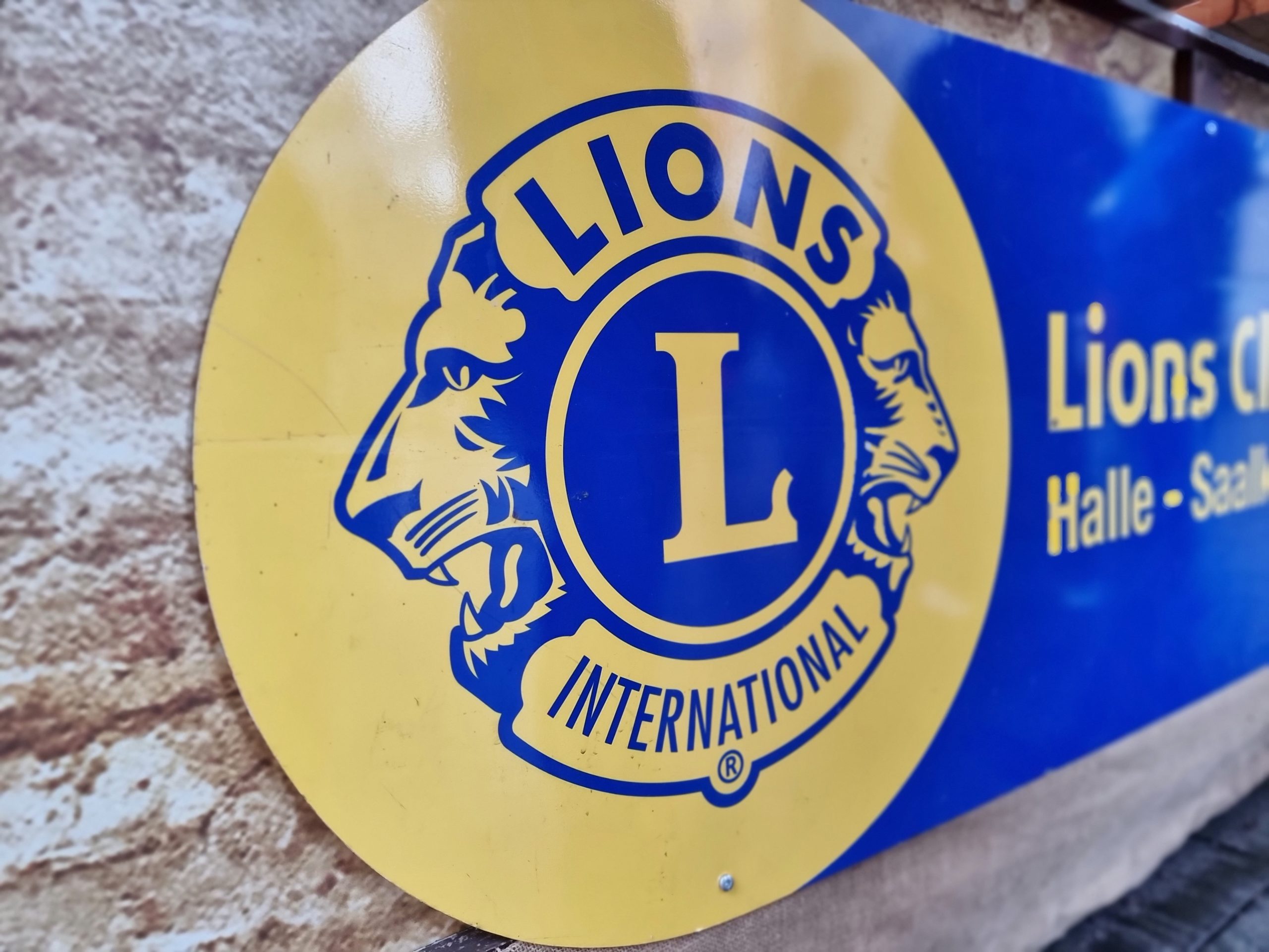 Oberb-rgermeister-schenkt-auf-dem-Weihnachtsmarkt-Gl-hwein-aus