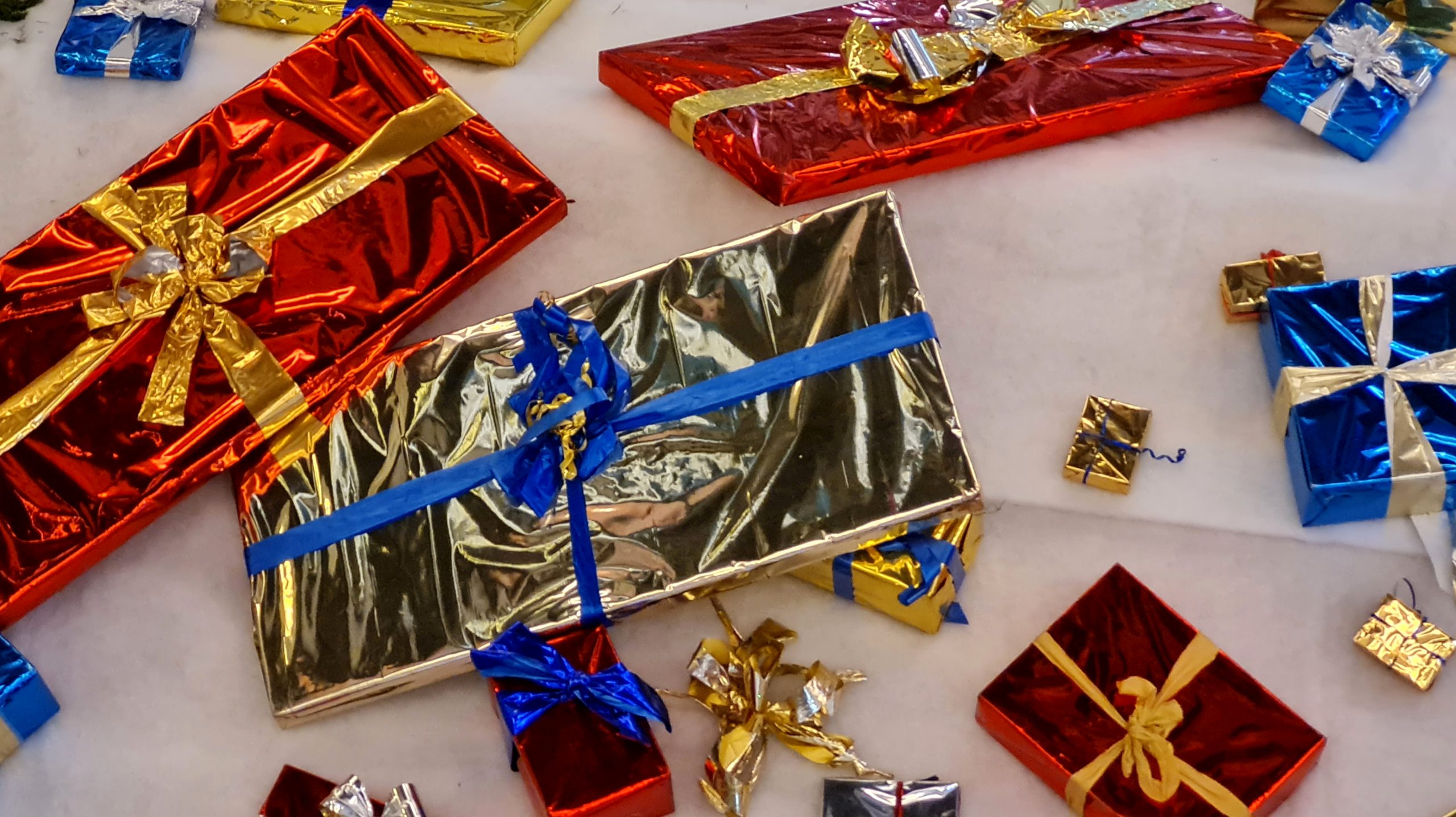 Weihnachtliche-Gr-e-gegen-Einsamkeit-P-ckchen-f-r-allein-lebende-ltere-Menschen