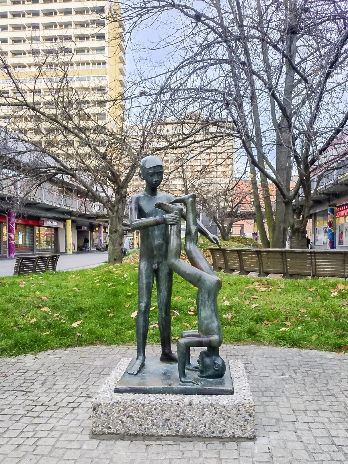 Plastik-Sportliche-bung-findet-in-der-Neust-dter-Passage-neuen-Standort