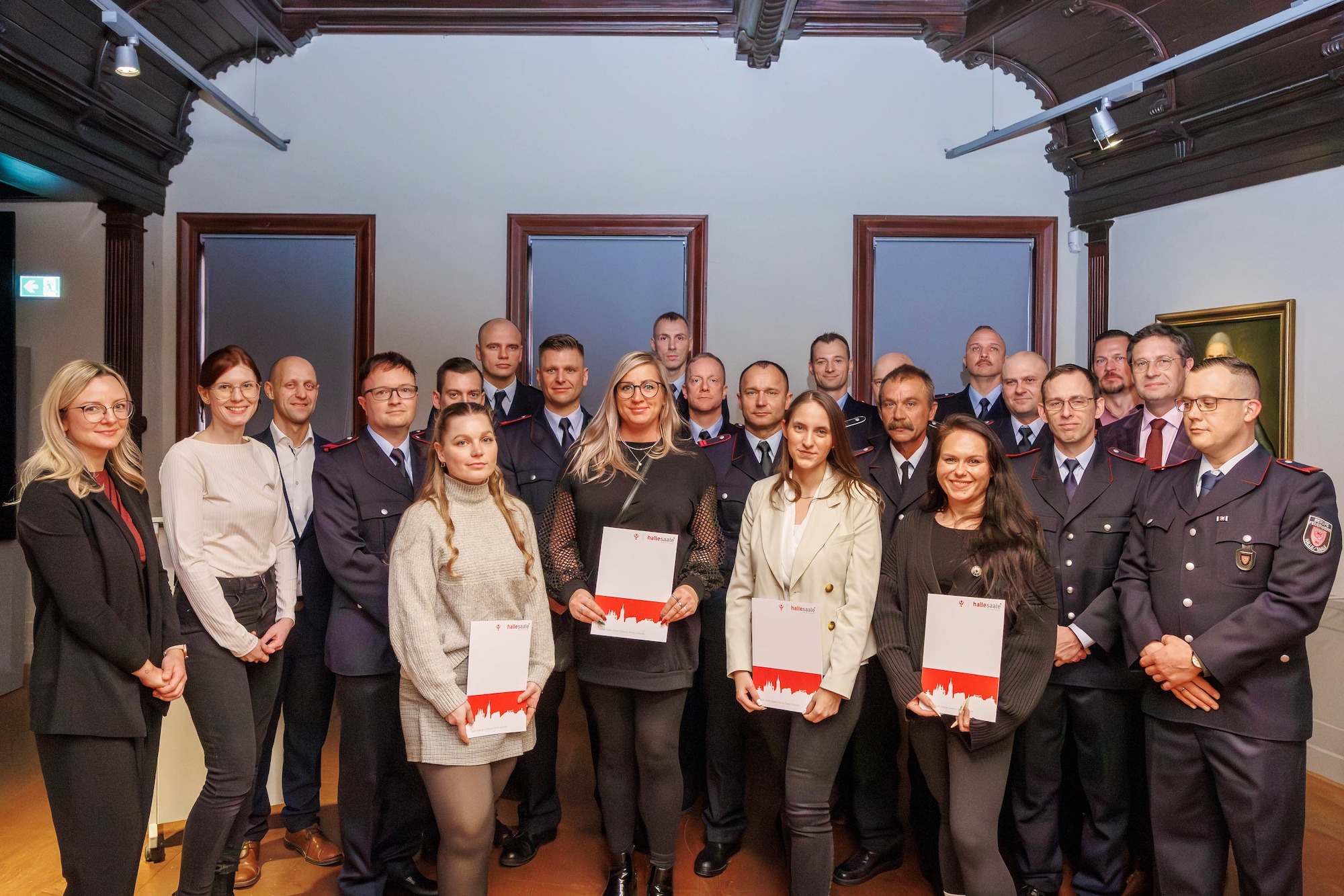 Arbeitgeber-Stadt-Oberb-rgermeister-berreicht-Verbeamtungsurkunden