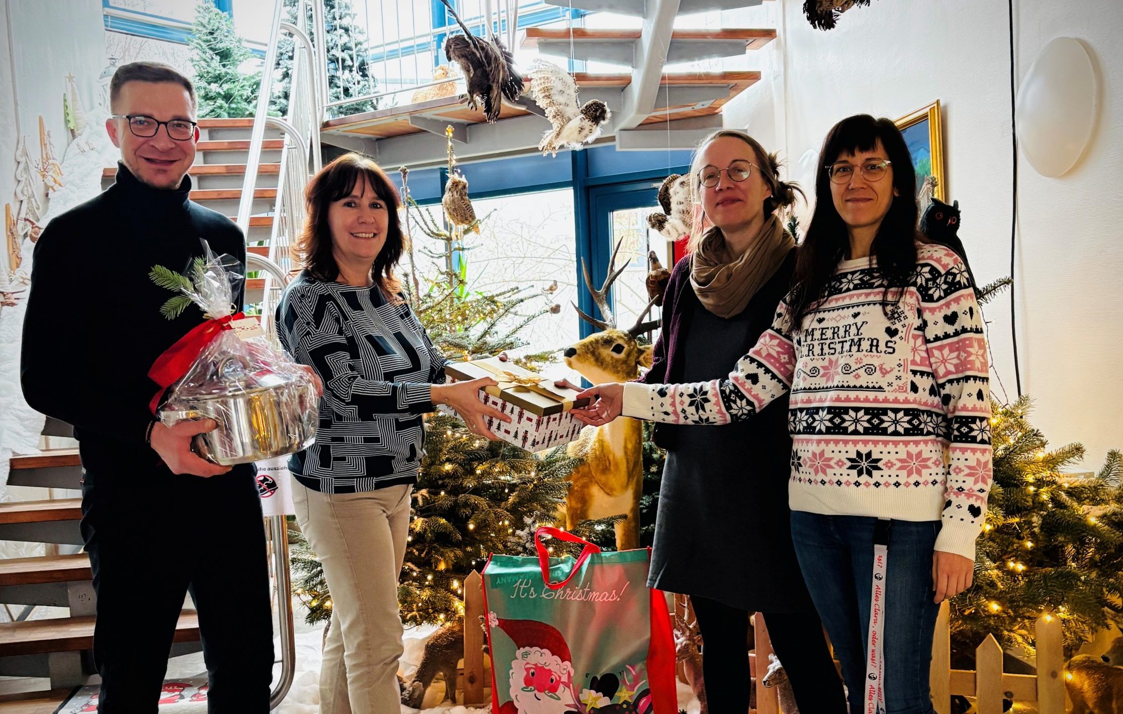 Zeichen-f-r-Solidarit-t-und-Mitmenschlichkeit-HWG-Mitarbeitende-erf-llen-80-Herzensw-nsche