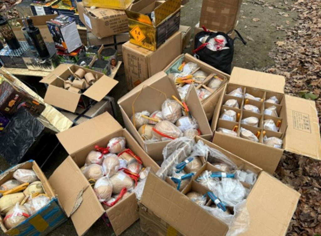 440-Kilogramm-illegale-Pyrotechnik-Drogen-und-Waffe-beschlagnahmt