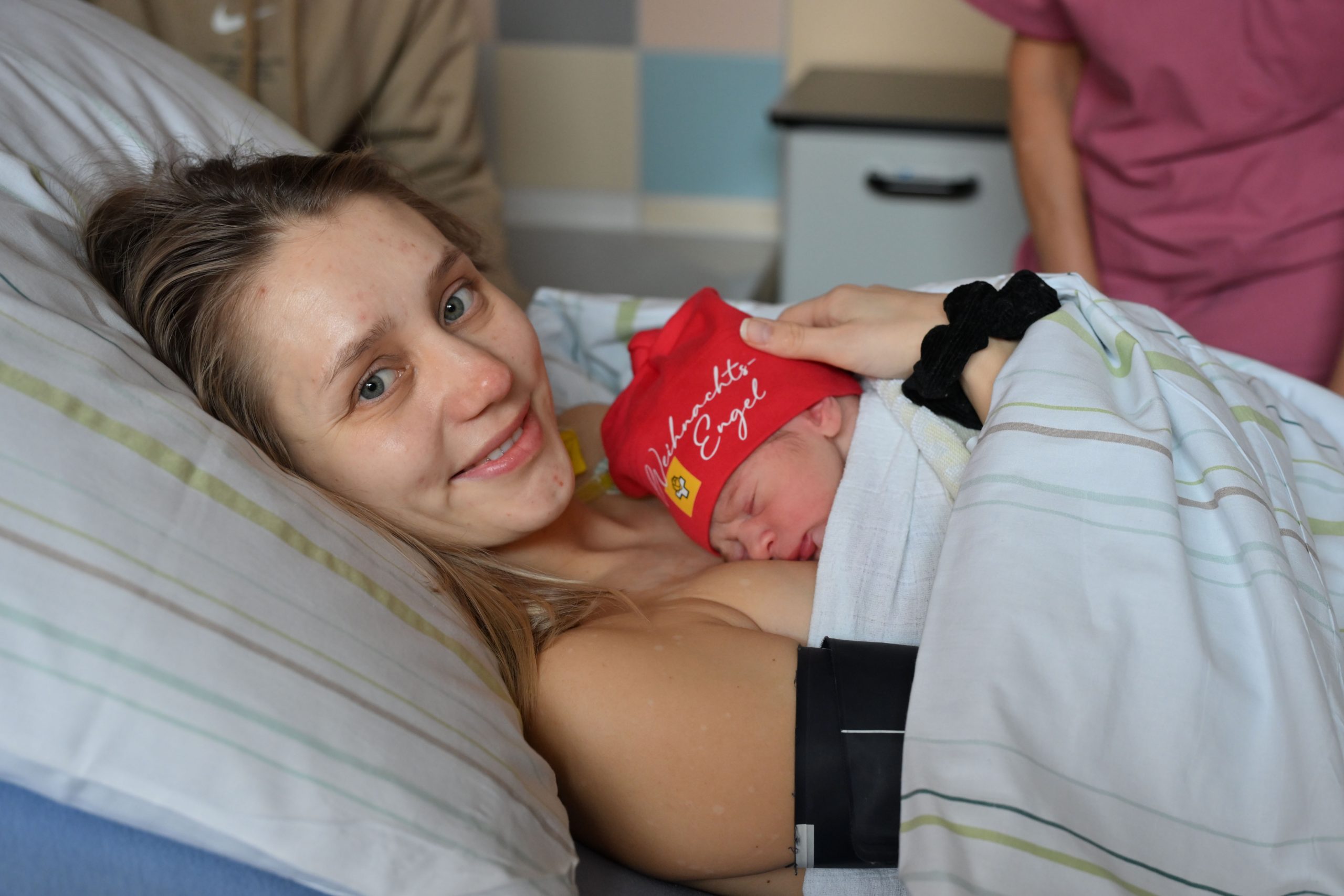 Ein-Weihnachtswunder-am-Vormittag-Das-erste-Christkind-wurde-im-Krankenhaus-St-Elisabeth-und-St-Barbara-begr-t