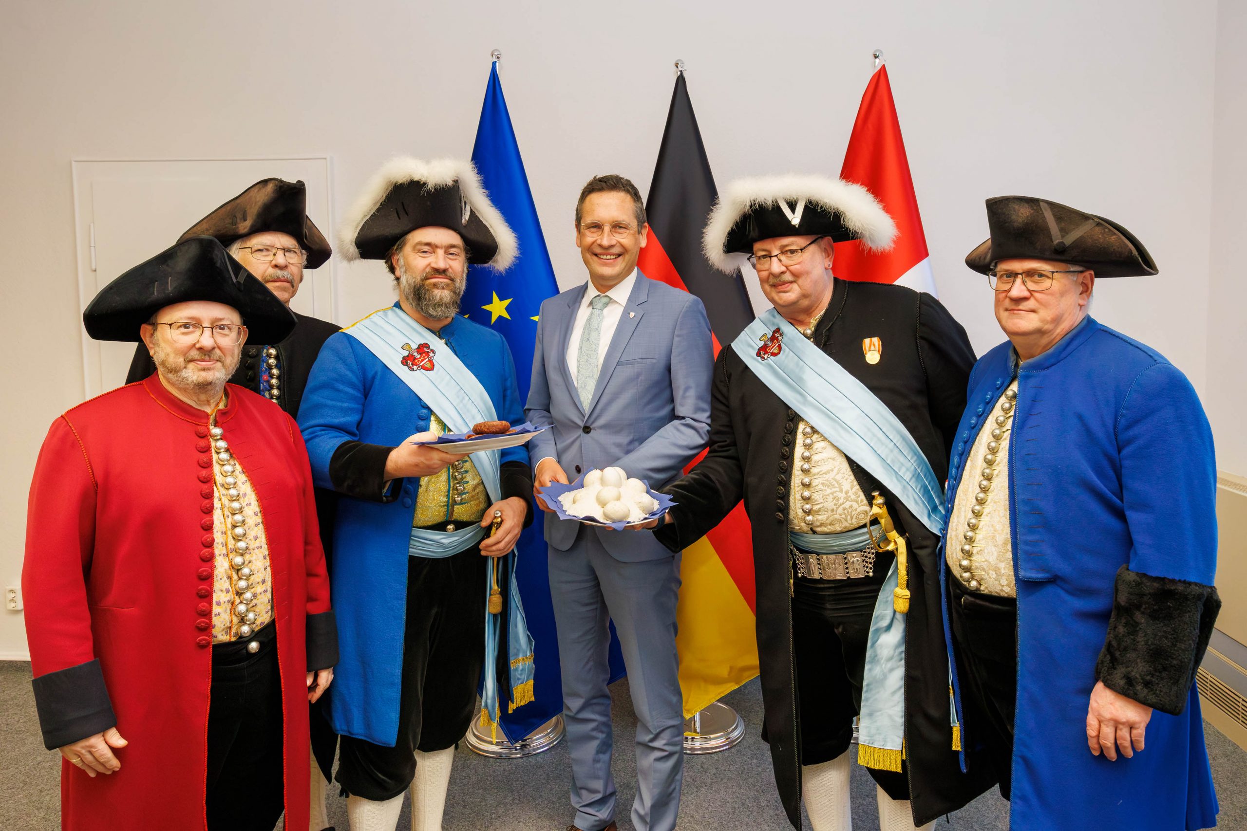 Halloren-berbringen-Neujahrsgaben-an-den-Halles-Oberb-rgermeister